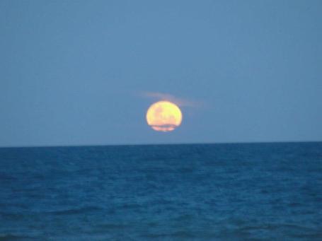 Lua nascendo no mar de Caraíva.