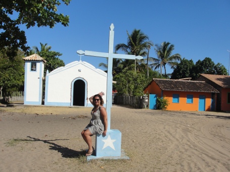 Vivendo um dia de Tieta na frente da igreja de Caraíva: areia por todos os lados