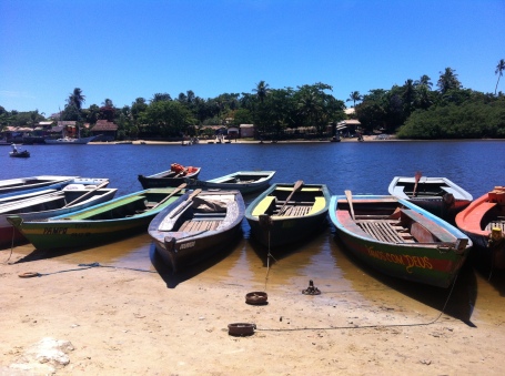 Este é o cenário ao chegar em Caraíva. Canoas te esperam para fazer a travessia. A vila de Caraíva está do outro lado da margem. A vida fica deste. 
