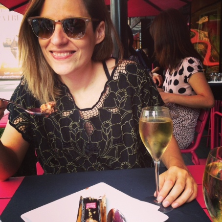 As três delícias de Paris: Champagne, Carol e Eclair